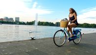 Emmas Chatroom – ARD/NDR EMMAS CHATROOM, FOLGE 8, "Kleiner Bruder, großes Problem" Uhr im ERSTEN. Nach Schulschluss in Hamburg hat Emma (Sophie Karbjinski) noch was vor: einen Abstecher nach Sydney - bis zum nächsten Tag.