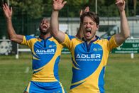 Inspector Barnaby – Danny Wickham (Richard Rankin, r.), Star-Spieler der Lions und hier im Training mit seinem Teamkollegen Jake Galpin (Aaron Cobham), hatte ein Problem mit dem getöteten Clubbesitzer - und damit ein Motiv.
