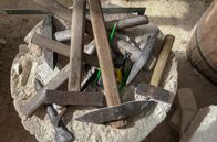 GEO Reportage – Das Steinmetzhandwerk hat Tradition: Die Werkzeuge haben sich im Laufe der Jahre kaum verändert.