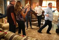 Modern Family – L-R: Dr. Debra Radcliffe (Catherine O'Hara), Mitchell Pritchett (Jesse Tyler Ferguson) und Cameron Tucker (Eric Stonestreet)