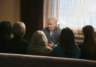 Desperate Housewives – Dave (Neal McDonough, 3.v.r.) hat eine besondere Bitte an Edies Freundinnen Karen McCluskey (Kathryn Joosten, 3.v.l.), Bree (Marcia Cross, r.), Gabrielle (Eva Longoris, 2.v.r.) Lynette (Felicity Huffman, 2.v.l.) und Susan (Teri Hatcher, l.) ...