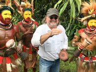 Verrückt nach Meer – Passagier Uwe Fischer aus Berlin übt mit Einheimischen im Hochland von Papua-Neuguinea das Trommeln. Bei der Hochland-Tour präsentieren die Ureinwohner ihre traditionellen Stammesriten und Kostüme.