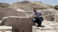 Tatort Pyramide - Grabräubern auf der Spur – Seltener Fund: Der Ägyptologe Dr. Chris Naunton freut sich über eine versiegelte Grabkammer – nach über 4000 Jahren soll sie erstmals geöffnet werden.