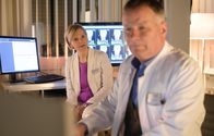 In aller Freundschaft – Dr. Roland Heilmann (Thomas Rühmann) hat eine Neuigkeit für Dr. Kathrin Globisch (Andrea Kathrin Loewig), die sie nicht fassen kann.
