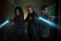 Ash vs. Evil Dead – Kelly (Dana DeLorenzo, l.), Ruby Cross (Lucy Lawless), Pablo (Ray Santiago)