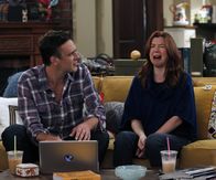 How I Met Your Mother – Lily (Alyson Hannigan, r.) und Marshall (Jason Segel, l.) können sich nicht über einen Paten für Marvin einigen. Da hilft nur eins - die Freunde müssen getestet werden .....