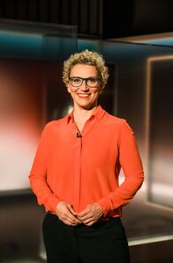 Kulturjournal – Moderatorin Julia Westlake Julia Westlake moderiert das Kulturjournal im NDR Fernsehen