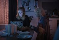 Crazy Fun Park – Mapplethorpe (Stacy Clausen, rechts) und seine Mutter Felicity (Alexandra Schepisi) am Küchentisch.
