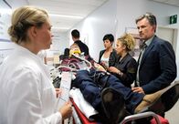 Rote Rosen – ARD ROTE ROSEN FOLGE 1798 Uhr im ERSTEN. Britta (Jelena Mitschke, l.) klärt Jan (Timothy Peach, r.), Ariane (Alexandra Horn, 3.v.r.) und Nathalie (Lara Maria Wichels, 2.v.r.) darüber auf, dass Robin (Niklas Osterloh, M.) lebensgefährliche Verletzungen erlitten hat und sofort operiert werden muss.