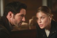 Lucifer – Lucifer (Tom Ellis, l.); Chloe (Lauren German, r.)