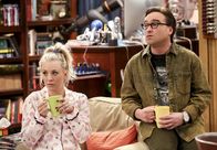 The Big Bang Theory – Penny (Kaley Cuoco, l.) und Leonard (Johnny Galecki, r.) suchen verzweifelt nach coolen Dingen, die sie im letzten Jahr erlebt haben. Unterdessen braucht Howard dringend Rajs Hilfe bei der Planung von Halleys Geburtstagsparty ...