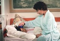 Alles Samba – Langsam beginnt Katarina (Gudrun Landgrebe, re.), die kleine Marcia (Amy Mußul) ins Herz zu schließen.