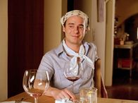 Der Winzerkönig – rbb Fernsehen DER WINZERKÖNIG, "Die Eisheiligen" Uhr. Fabian Holub (Rafael Schuchter), der neue Koch, bringt frischen Wind in die Küche des Gasthauses Stickler.