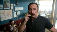 Der Tatortreiniger – NDR Fernsehen DER TATORTREINIGER, "Fleischfresser" Uhr. Der Tatortreiniger Heiko „Schotty“ Schotte (Bjarne Mädel) telefoniert mit seinem Chef.