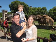 Verrückt nach Meer – Kreuzfahrtdirektor Thomas Gleiß mit seiner Frau Katrin Gleiß-Wiedmann und Sohn Lio im Zoo in Buenos Aires, Argentinien.