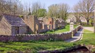 Lost Places – Den Einwohnern von Tyneham blieb gerade einmal ein Monat, um ihre jahrelange Heimat zu verlassen. Viele Familien konnten nur das Notwendigste mitnehmen.