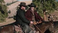 Yellowstone – Rip Wheeler (Cole Hauser, l.) und Lloyd Pierce (Forrie J. Smith, r.)
