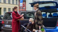 SOKO Wismar – Karoline Joost (Nike Fuhrmann, l.) trifft bei ihren Ermittlungen auf den Jungen Tim Kern (Yvon Sable Moltzen, M.), der dem Sohn eines Verdächtigen fast identisch aussieht. Sie vermutet eine Verbindung zu der Reproduktionsklinik und bestellt die Mutter des Kindes, Maren Kern (Nora Moltzen, r.), für ein Verhör ins Revier. Der kleine Tim ist sichtlich verwirrt über die erneute Verwechslung, da dies anscheinend nicht das erste Mal vorkommt. Was haben die Familien zu verbergen?