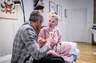 Sturm der Liebe – Erik (Sven Waasner l.) freut sich vor Yvonne (Tanja Lanäus r.), weil er einen möglichen Pächter für das Kellergewölbe gefunden hat.