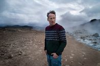 Terra X: Faszination Erde – Vulkane, Geysire, Wasserfälle - in Island ist die Kraft der Natur überall zu spüren. In einem Geothermalfeld erlebt Wotan Wilke Möhring, mit welchen Kräften das Land gesegnet ist.
