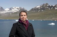 Grönland - Der neue Rohstoffrausch – Umweltaktivistin Avaaraq Bendsten vor den Bergen von Kuannersuit in der Nähe von Narsaq