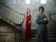 Hannibal – (2. Staffel) - Die Wahrheit bringt alle in Gefahr! Während Will (Hugh Dancy, r.) unschuldig im Gefängnis sitzt, sucht Alana (Caroline Dhavernas, l.) nach der tödlichen Wahrheit ...