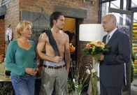 Rote Rosen – Werner (Jochen Kolenda, r.) überrascht seinen Sohn Marc (Jan Hartmann, M.) und Alice (Janette Rauch, l.) in einer zweideutigen Situation.
