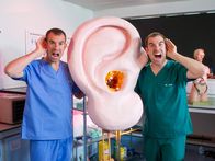 Operation Autsch! – (v.li.): Chris van Tulleken (Dr. Chris), Xand van Tulleken (Dr. Xand).