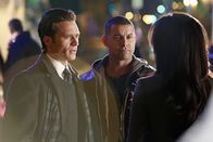 Castle – Kevin Ryan (Seamus Dever, l.) und Javier Esposito (Jon Huertas , M.) befragen Scarlet Jones (Kelly Hu , r.), die für die Sicherheit des ermordeten Beau Randolph zuständig war ...