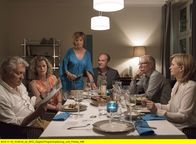 Die Zeit mit Euch – Paul (Henry Hübchen, li.), Christiane (Leslie Malton, 2. v. li.), Vera (Ulrike Kriener), Heiko (Herbert Knaup), Klaus (Ernst Stötzner, 2. v. re.) und Marlene (Johanna Gastdorf, re.) treffen sich zum Abendessen.