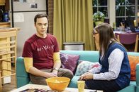 The Big Bang Theory – Sheldon (Jim Parsons, l.) braucht einen Ratschlag von Amy (Mayim Bialik, r.), nachdem er in einen Streit mit Howard und Leonard gerät ...