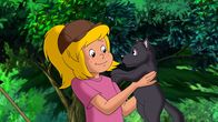 Bibi und Tina – Bibi beruhigt den kleinen Ausreißer, den sie aus dem Fluss geangelt haben.