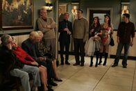 How I Met Your Mother – Endlich sind Marshall (Jason Segel, 4.v.r.) und Lily (Alyson Hannigan, 3.v.r.) wieder zusammen und stellen fest, dass sie auch immer noch heiraten möchten - und das am besten gleich sofort. Ted (Josh Radnor, r.), Robin (Cobie Smulders, 2.v.r.) und Barney (Neil Patrick Harris, 5.v.r.) finden die verrückte Idee ihrer Freunde genial und sind natürlich sofort mit dabei ...