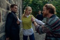 Blutige Anfänger – Anastasia (Luise Emilie Tschersich, M.) kommt gerade rechtzeitig, um Pfarrer Baumgarten (Joscha Kiefer, l.) vor Finn (Felix Phönix Lehmann, r.), dem Ex-Freund der Ermordeten, zu schützen. Dieser gibt Pater Baumgarten die Schuld an deren Tod.