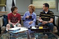 Two and a Half Men – Als Charlie ihm die Tour versaut, rächt sich Jake (Angus T. Jones, l.) mit einer Gemeinheit: Er lädt Evelyn zu einem Geburtstagsessen ein. Um ihre Mutter beschäftigt zu halten, versuchen Alan (Jon Cyrer, r.) und Charlie schließlich Evelyn (Holland Taylor, M.) mit dem Apotheker Russell zu verkuppeln. Der allerdings bringt seine junge Geliebte mit ...
