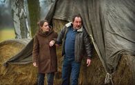 Spreewaldkrimi – Hauptkommissar Fichte (Thorsten Merten) versteckt Fina Jurisch (Mercedes Müller) vor der vorbeifahrenden Streife.