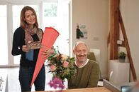 Die Eifelpraxis – Auf den Neuanfang: Vicky (Jessica Ginkel) und Chris (Simon Schwarz) feiern in der Praxis.