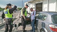 Border Control: Schwedens Grenzschützer – Stefan talks to car driver