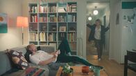 Everyone But Us – Hilma (Alba August) kommt nach Hause und feiert Ola (Björn Gustafsson) als Helden.