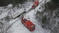Ice Road Rescue - Extremrettung in Norwegen – Bjoern und Thord haben ihre Autos vor und neben einem Lastwagen geparkt, der kurz vor dem Umkippen steht. (National Geographic)