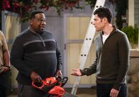 The Neighborhood – Calvin Butler (Cedric the Entertainer, l.); Dave Johnson (Max Greenfield, r.)