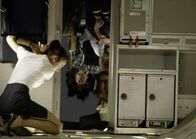 Flight – On the left: Um einen Horrorcrash zu vermeiden, hat Whip das abstürzende Flugzeug gedreht und an Bord herrscht nackte Panik. Flugbegleiterin Katerina (Nadine Velazquez) ist verzweifelt