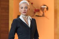 Velvet – Solange Don Emilio ausfällt, steht Patricia (Miriam Giovanelli) vertretungshalber dem Verkaufspersonal vor.