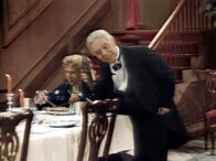 Dinner for One – Freddie Frinton spielt den Butler James, May Warden ist Miss Sophie.