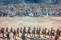 Gandhi – 1919 kommt es zum Bruch zwischen Indien und Großbritannien, als General Dyer (Edward Fox) das Feuer auf Tausende friedliche Demonstranten eröffnen lässt.