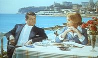 Ein Engel auf Erden – Der Rennfahrer Pierre Chaillot (Henri Vidal) will einfach nicht glauben, dass die schöne Unbekannte (Romy Schneider), die immer wieder bei ihm auftaucht, sein Schutzengel ist.
