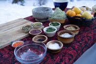 Gordon Ramsay: Kulinarische Abenteuer – Alaska - Preparations for Gordon Ramsay's Alaskan feast.
