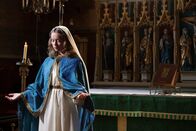 Father Brown – Pater Ignatius hat eine Vision von der Heiligen Jungfrau Maria (Darstellerin unbekannt.