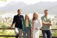 Die Landarztpraxis – (v.l.n.r.) Dr. Fabian Kroiß (Oliver Franck); Leo König (Katharina Hirschberg); Dr. Sarah König (Caroline Frier); Max Raichinger (Alexander Koll) Dateiname: 2777244.tif; Rechtehinweis: Dieses Bild darf bis eine Woche nach Ausstrahlung honorarfrei fuer redaktionelle Zwecke und nur im Rahmen der Programmankuendigung verwendet werden. Spaetere Veroeffentlichungen sind nur nach Ruecksprache und ausdruecklicher Genehmigung der Seven.One Entertainment Group GmbH moeglich. Nicht fuer EPG! Verwendung nur mit vollstaendigem Copyrightvermerk. Das Foto darf nicht veraendert, bearbeitet und nur im Ganzen verwendet werden. Es darf nicht archiviert werden. Es darf nicht an Dritte weitergeleitet werden. Aneinanderreihung/Zusammenlegung/Kopplung von Bildern zum Zweck der Erstellung von Slide-Shows o.ä. nicht gestattet; Verbindung/Einfügen/Anfügen von Werbung nicht gestattet. Bei Fragen: foto@seven.one Voraussetzung fuer die Verwendung dieser Programmdaten ist die Zustimmung zu den Allgemeinen Geschaeftsbedingungen der Presselounges der Sender der Seven.One Entertainment Group GmbH.