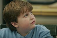 Two and a Half Men – Hofft auf Hilfe von Onkel Charlie: Jake (Angus T. Jones) ...